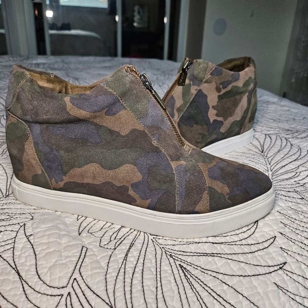 EUC Blondo Glenda Waterproof Wedge Sneaker Green Camo Zip Women's Size 9